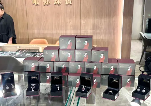 ▲唯你珠寶：台南限定999元盲盒。（圖／記者鍾怡婷攝）