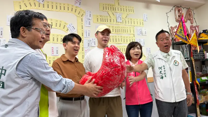 ▲台中市罷團與政治網紅閩南狼、民進黨議員一起在慧成宮擲巨筊，宣布罷免廖偉翔的3階行動提前開跑。（圖／記者顏幸如攝，2025.05.27）