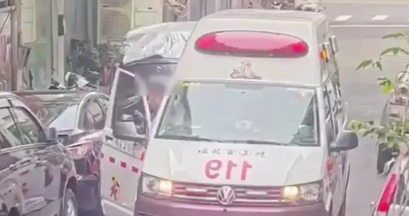 ▲劉姓老婦人在住家悶死身障兒子後，救護人員獲報前往處理。（圖／翻攝畫面）