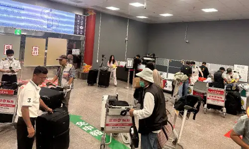 ▲關務署高雄關呼籲由小三通入境金門旅客，勿攜帶超量菸酒及大陸乾香菇等農產品，以免受罰。(圖／關務署高雄關提供)