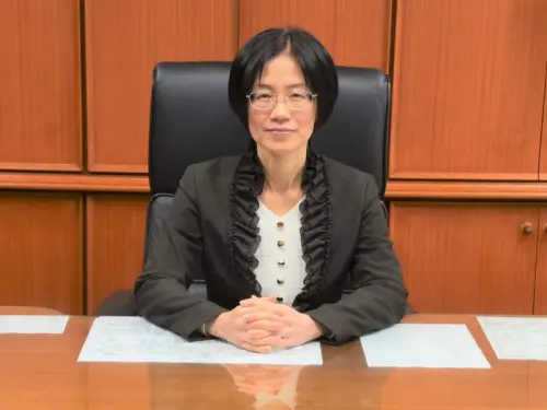 ▲關務署高雄關關務長劉芳祝說明由小三通入境金門旅客攜帶菸酒及大陸農產品應注意事項。(圖／關務署高雄關提供)