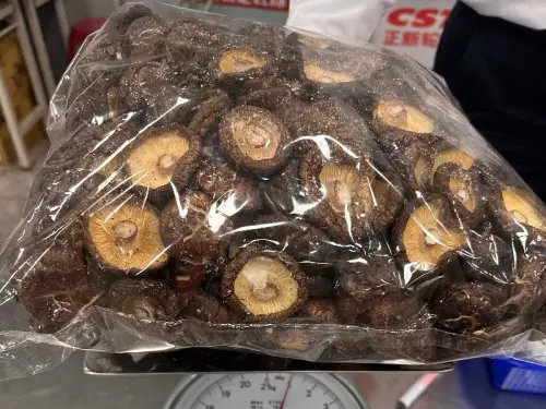 ▲由小三通入境金門旅客攜帶大陸乾香菇等農產品有限量，應以自用為限，入境後切勿轉作商銷用途，以免觸法。(圖／關務署高雄關提供)