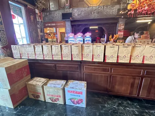 ▲台中福華飯店愛心社同仁發起「端午送暖暨物資捐贈活動」，滿桌愛心物資和逾萬顆粽子，將分送暖弱勢家庭。（圖／福華飯店提供）