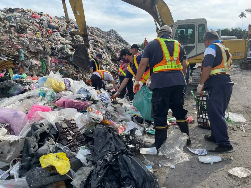 ▲垃圾要確實做好分類好再丟，亂丟會害垃圾車被焚化廠退運，大家都不能倒垃圾了。（圖／南投市長張嘉哲臉書）