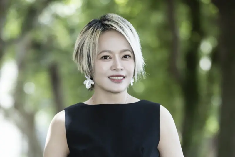 ▲戴愛玲出新專輯《別害怕》，提到其中的台語歌〈阿爸〉，就很容易想掉眼淚，她的爸爸罹患攝護腺癌，讓她感觸格外深刻，家人們擔心她單身、沒有人在旁照顧，她則希望這2、3年多陪陪家人。（圖／華納音樂提供）