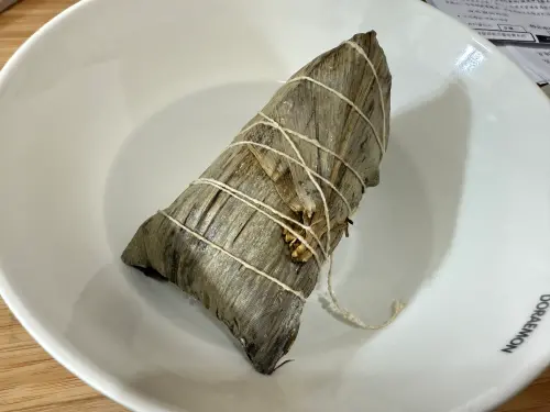 粽子用微波爐加熱時,用大碗放粽子並在碗內加入一點水,微波3分鐘就能吃,但如果是冷凍的粽子會需要較久的時間加熱。(圖/記者周淑萍攝) ▲粽子用微波爐加熱時,用大碗放粽子並在碗內加入一點水,微波3分鐘就能吃,但如果是冷凍的粽子會需要較久的時間加熱。(圖/記者周淑萍攝)