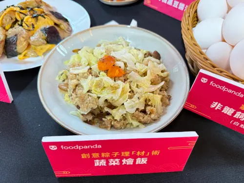 可以將北部粽解凍後,搭配高麗菜、胡蘿蔔一起拌炒,並加入雞湯罐頭或蔬菜湯,搭配蔥和醬油燴煮成燴飯。(圖/記者周淑萍攝) ▲可以將北部粽解凍後,搭配高麗菜、胡蘿蔔一起拌炒,並加入雞湯罐頭或蔬菜湯,搭配蔥和醬油燴煮成燴飯。(圖/記者周淑萍攝)