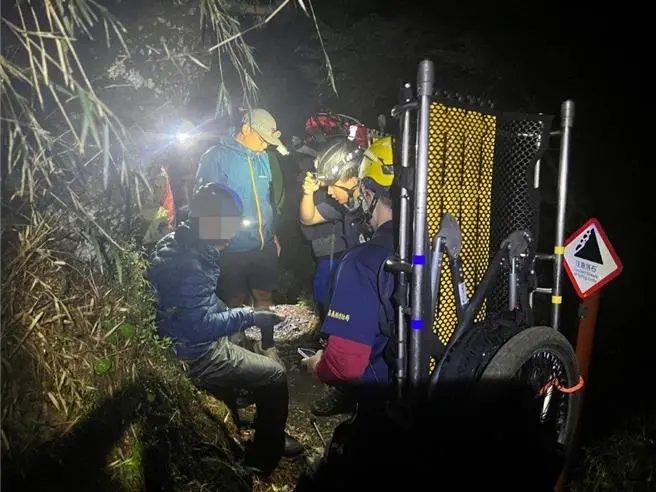 登山驚魂！領隊疑中風.玉山攻頂途中突發病　警消漏夜搶救送醫