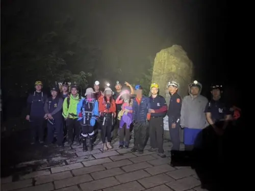 ▲ 玉山攻頂途中傳意外！一名馬姓領隊26日帶著3名女登山客挑戰攻玉山，沒想到爬到一半疑似中風，救援隊上山搶救。（圖／翻攝畫面）