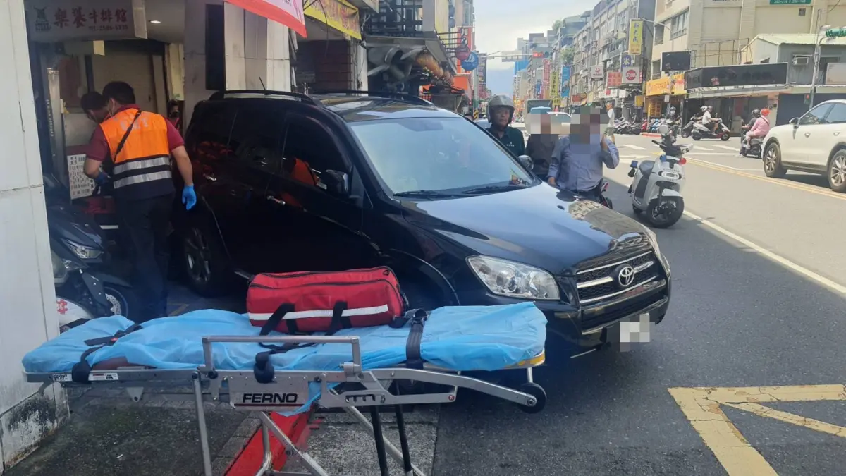 ▲74歲老翁為買便當倒車時撞傷機車騎士。（圖／畫面由警方提供）