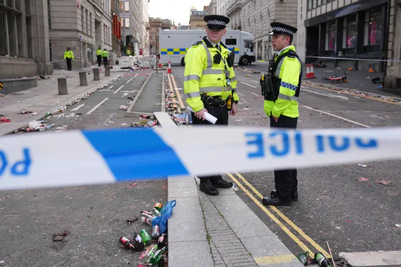 英國汽車衝撞人群！警方火速公布嫌犯是白人掀種族爭議　市長力挺