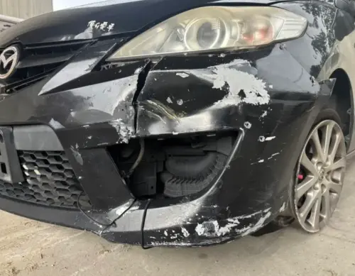 ▲ 汐止警分局27日凌晨3點多攔查可疑車輛，不料該車拒檢後，竟然加速逃逸，還衝撞警車，員警陷入危急情況，當下下拔槍朝輪胎射4槍。（圖／警方提供）