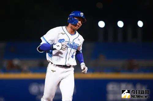 ▲富邦悍將二壘手高捷第2局敲出生涯首轟，帶領球隊延續首局得分氣勢。（圖／記者葉政勳攝 ,2025.05.27）