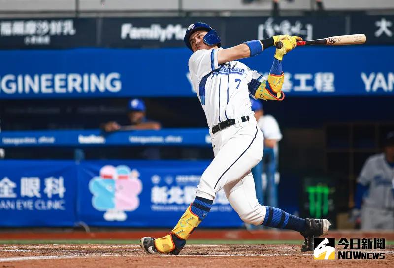 ▲富邦悍將外野手陳真近期接「冰箱」代言，引發不小話題。（圖／記者葉政勳攝 ,資料照）