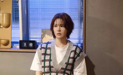 ▲歌手曾沛慈（如圖）推出新專輯《下週同樣時間》，今（27）日記者會上透露與老公正消極備孕，現場反應熱烈。嘉賓苗可麗也驚喜現身送上「超大支」遙控器，笑稱有強中弱三段，並播放圈內好友祝福影片，讓曾沛慈哽咽說「太瘋狂了」。（圖／himmusic_official IG）