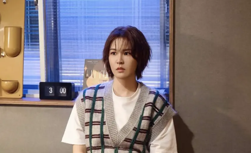 ▲歌手曾沛慈（如圖）推出新專輯《下週同樣時間》，今（27）日記者會上透露與老公正消極備孕，現場反應熱烈。嘉賓苗可麗也驚喜現身送上「超大支」遙控器，笑稱有強中弱三段，並播放圈內好友祝福影片，讓曾沛慈哽咽說「太瘋狂了」。（圖／himmusic_official IG）