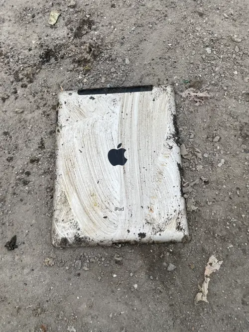 ▲南投市清潔隊人員從垃圾車中翻出iPad。（圖／張嘉哲臉書）