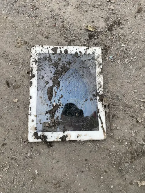 ▲南投市清潔隊人員從垃圾車中翻出iPad。（圖／張嘉哲臉書）