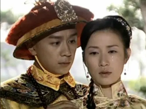 ▲佘詩曼（右）罕見承認過的演藝圈男友，就屬陳浩民（左），兩人曾合演過《乾隆下江南》，還一度曾論及婚嫁。（圖／摘自IMDb）