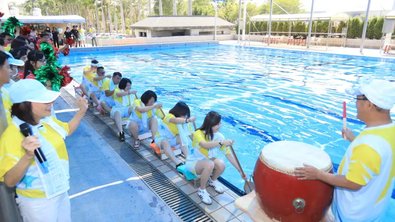 ▲議會龍舟隊整裝出發，今(27)日聯合啦啦隊在議會泳池畔集訓。（圖／高雄市議會提供）