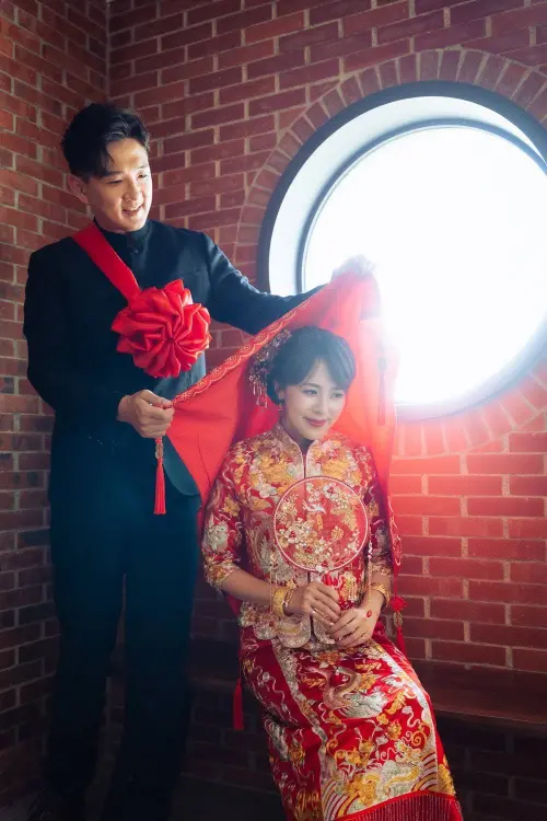 ▲兩人婚紗照取景地是朱培滋（右）奶奶的桃園老家，婚紗照藏濃濃思念情感。（圖／三立提供）