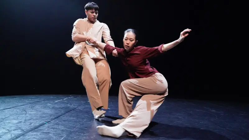 ▲ 《推拉 Push and Pull》以生活中最簡單的動作「推開」與「拉近」為創作起點，進而延伸帶領觀眾走進情感與人際之間的掙扎與選擇。（圖／高市府文化局提供）