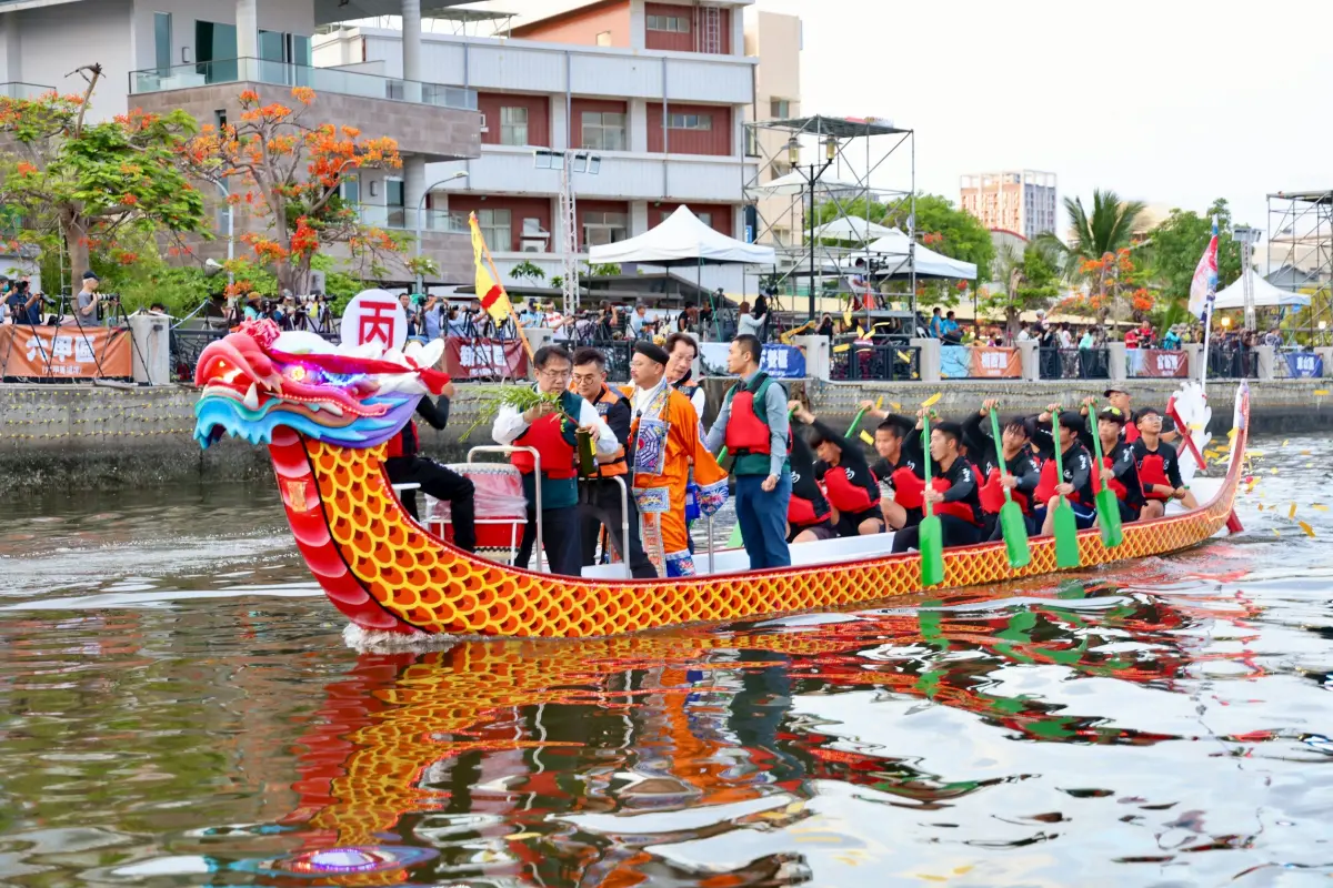 ▲「2025台南國際龍舟錦標賽」今(27)日晚間在台南運河安億橋至承天橋正式登場，市長黃偉哲依古禮舉行祭江儀式。（圖／南市府提供）