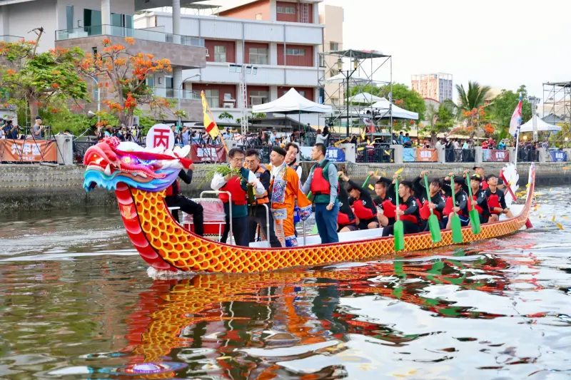 ▲「2025台南國際龍舟錦標賽」今(27)日晚間在台南運河安億橋至承天橋正式登場，市長黃偉哲依古禮舉行祭江儀式。（圖／南市府提供）