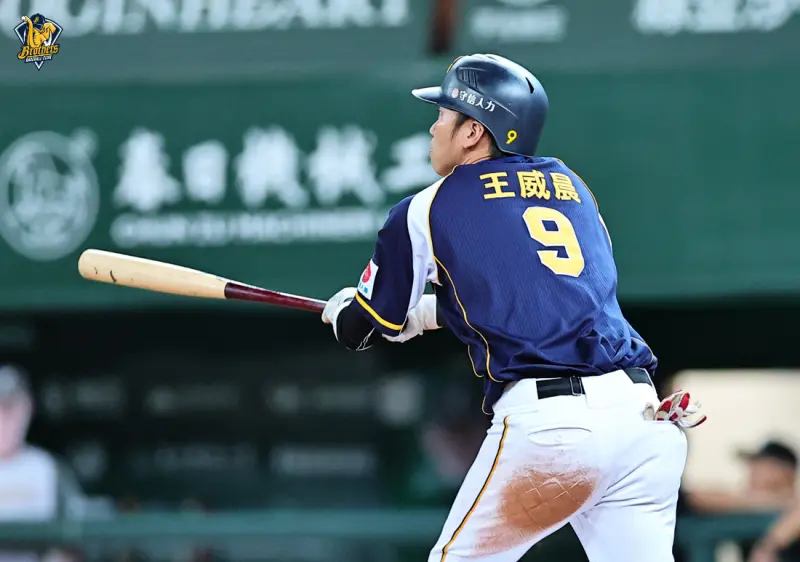 ▲王威晨在延長賽敲出適時安打，幫助兄弟以4：2擊退台鋼雄鷹。（圖／中信兄弟提供）