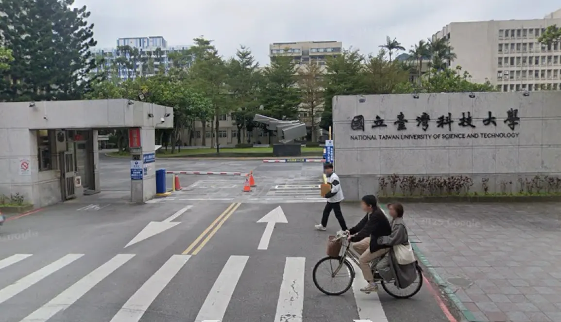 ▲ 知名學府台灣科技大學，27日校內實驗室疑似發生火災，現場冒出濃煙，消防局獲報立刻前往現場搶救。（圖／Google Maps)