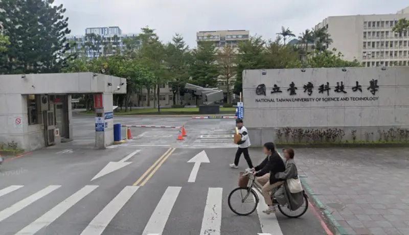 ▲ 知名學府台灣科技大學，27日校內實驗室疑似發生火災，現場冒出濃煙，消防局獲報立刻前往現場搶救。（圖／Google Maps)