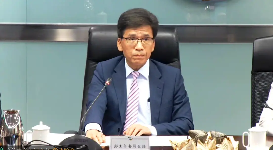 ▲新台幣升值風暴，壽險業也因匯損衝擊到損益，甚至影響申請適用接軌ICS（保險資本標準）過渡性措施。金管會主委彭金隆今（27）日鬆口，如果6月底RBC未達200%法定標準，會再給一次機會。（圖／擷取自金管會記者會直播）