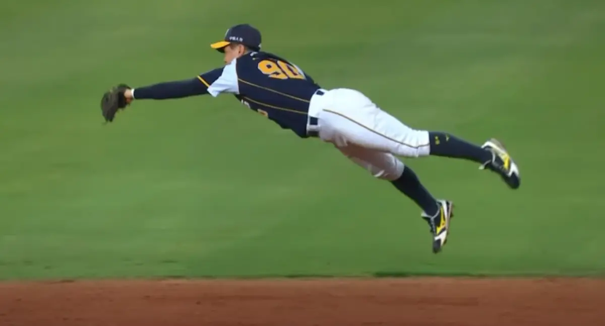 ▲中信兄弟江坤宇大秀招牌「科基撲」，成功接殺魔鷹平飛球。（圖／截圖自CPBL TV）