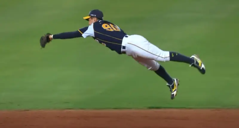 ▲中信兄弟江坤宇大秀招牌「科基撲」，成功接殺魔鷹平飛球。（圖／截圖自CPBL TV）