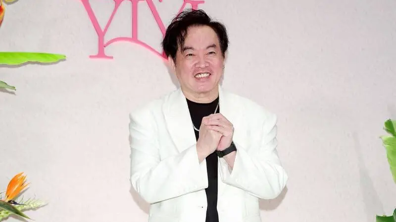 ▲知名主持人康康今（28）日過58歲生日，日前他在錄製節目時，製作單位特地安排驚喜，找來他的小18歲嫩妻及一雙兒女到攝影棚慶生，場面感動又溫馨，康康也搞笑向大家介紹自己老婆：「她是我大女兒！」讓現場都笑翻。（圖／翻攝自康康臉書）