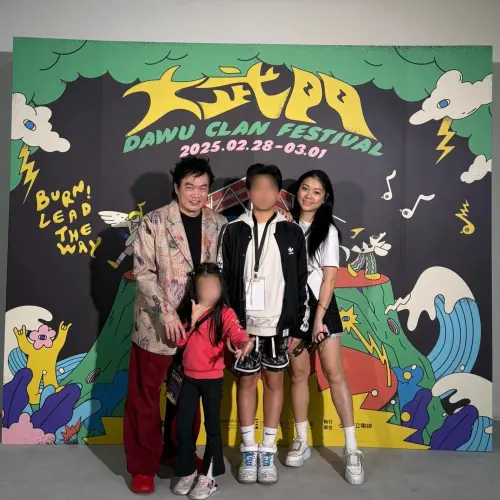 ▲康康（左1）今日過生日，他在臉書上曬出一家4口合照，小18歲嫩妻張家霈（右1）罕見露面。（圖／翻攝自康康臉書）