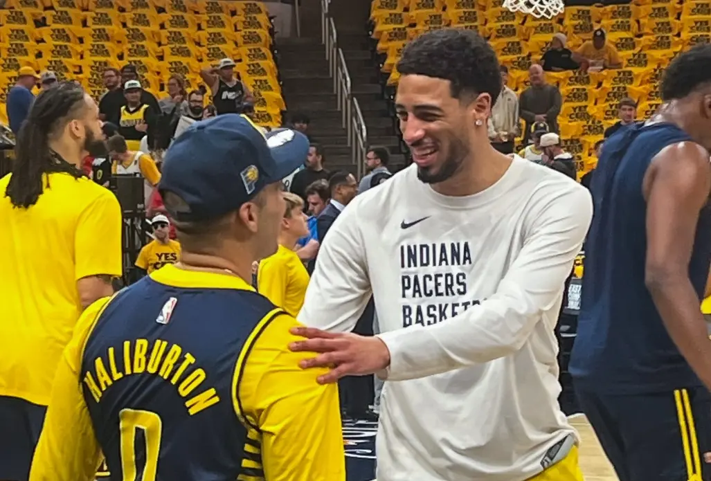 ▲NBA東區冠軍賽G3，溜馬失利後，球星Tyrese Haliburton展現暖心舉動。他與球團主動邀請一位因穿溜馬球衣而遭尼克球迷羞辱的紐約消防員，赴印第安納觀看G4，並給予VIP接待，暖舉獲得網友一片讚聲。（圖／取自溜馬官方X）	