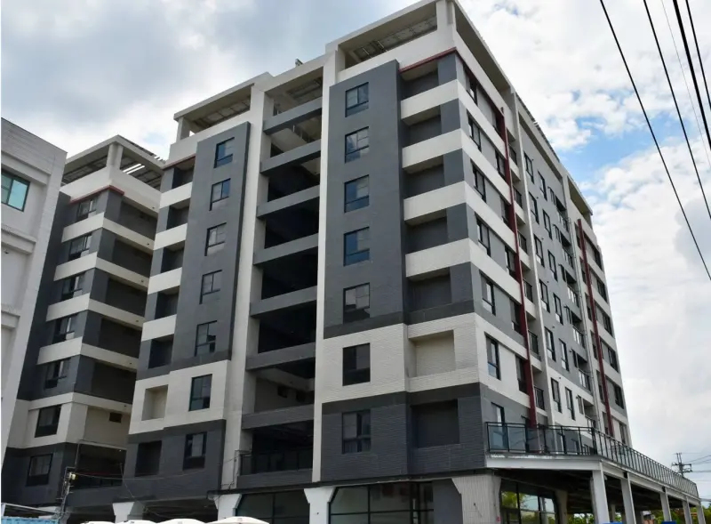 ▲福樂企業集團在屏東內埔鄉的建案「福樂幸福家」近日完工，該案是全台少數經濟部特許的工業區周邊建築用地。（圖／翻攝畫面）