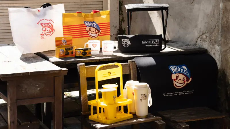 ▲童年回憶來了！鬍子茶夏日開喝「茶花沐烏龍」4款新品，聯名「王子麵」大推牛奶杯、環保保溫杯、一次性即可拍、購物袋組等7款實用周邊商品。一沐日九層塔入茶開喝「高讚塔奶蓋烏龍綠」。（圖／鬍子茶提供）