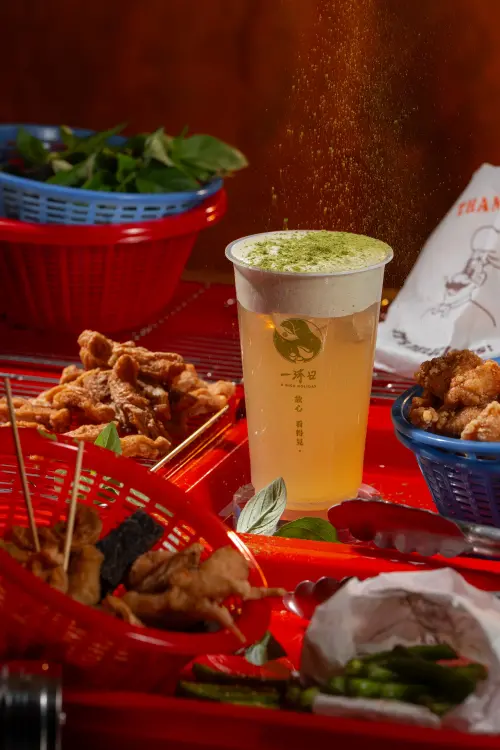 童年回憶來了!鬍子茶x王子麵聯名周邊開搶 一沐日推九層塔奶蓋 ▲一沐日以九層塔入茶,開喝「高讚塔奶蓋」。(圖/一沐日提供)