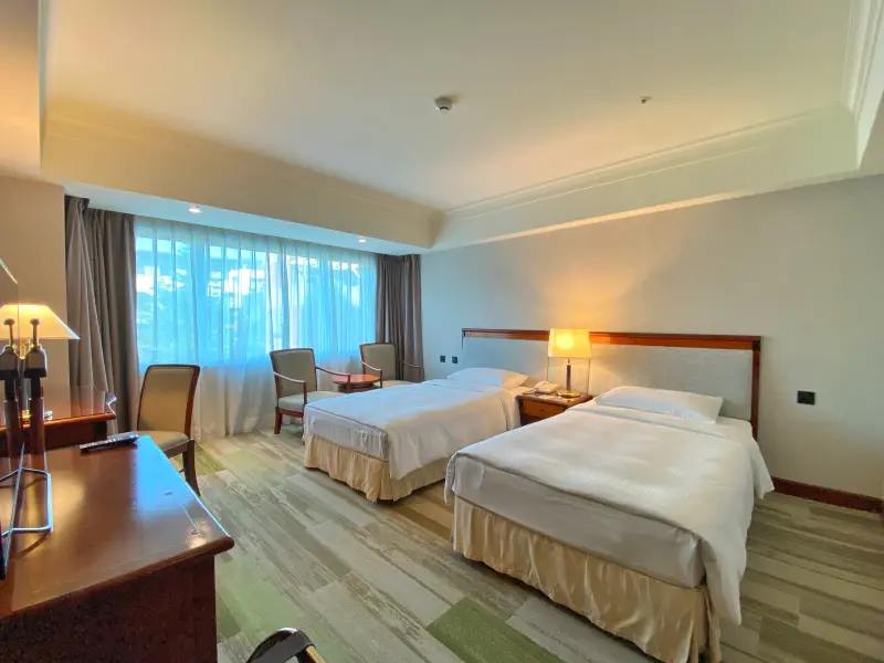 ▲台中長榮桂冠酒店推出住房買一送一優惠，6月30日前預訂同日入住兩間高級客房，即享第二間免費，超值專案價6,400元起，平均一間最低只要3,200元。（圖／台中長榮提供）