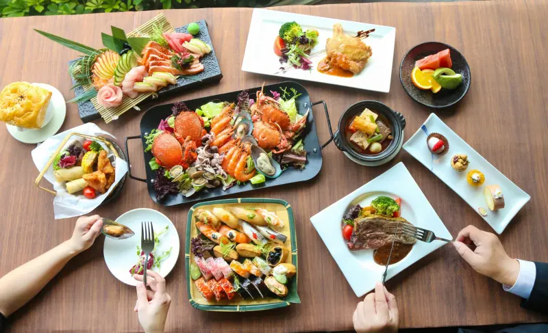 ▲清新溫泉酒店針對只要居住或於「大肚、烏日、龍井及南屯地區」工作，秀出證件證明，即可享「2大餐廳」優惠價880+10%元。（圖／取自台中清新溫泉酒店臉書）