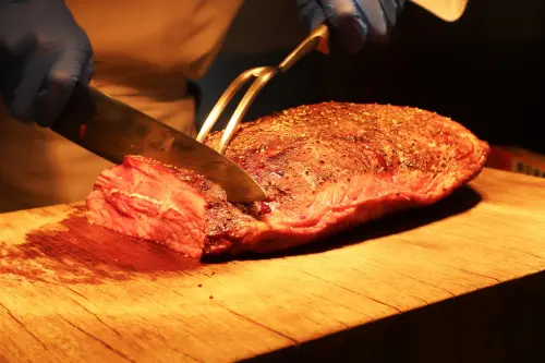 ▲清新溫泉酒店推出秀出證件證明是4區域民眾或工作者，即可享2家餐廳優惠價880+10%元，吃得到現切排餐。（圖／取自台中清新溫泉酒店臉書）