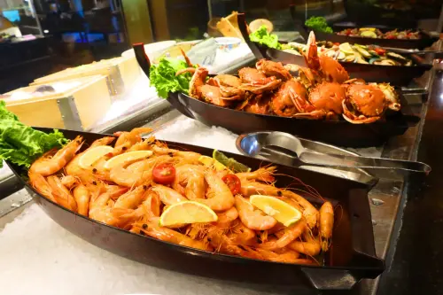 新采自助百匯最受顧客喜歡的菜色有蝦蟹等海鮮料理、生魚片等。(圖/取自台中清新溫泉酒店臉書) ▲新采自助百匯最受顧客喜歡的菜色有蝦蟹等海鮮料理、生魚片等。(圖/取自台中清新溫泉酒店臉書)