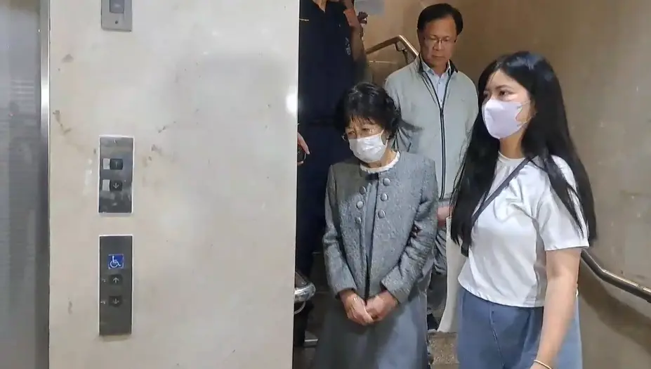 ▲陳珮琪昨（27）日到台北地院旁聽，聽完庭後，當場崩潰哭喊到癱軟。（圖／讀者提供）