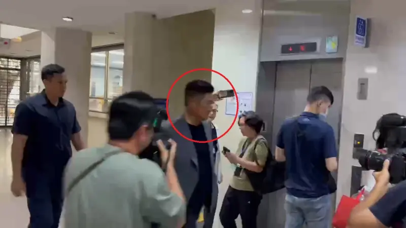 ▲中信金控董事辜仲諒出庭。（圖／翻攝畫面）