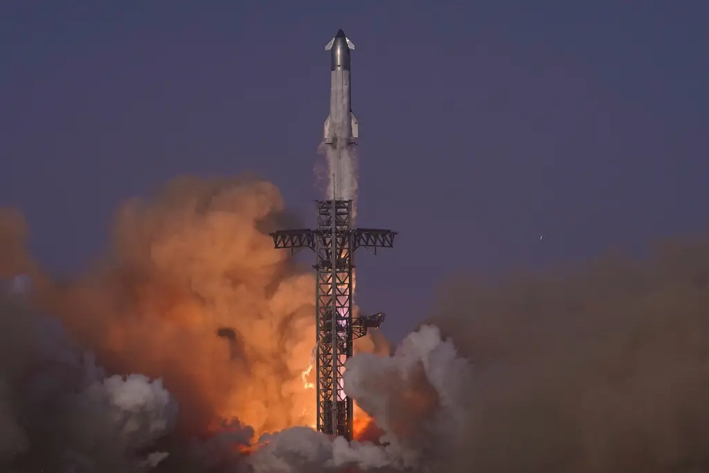 ▲美國富豪馬斯克（Elon Musk）旗下SpaceX於當地時間27日在德州進行星艦（Starship）第9次試飛任務，雖然火箭順利升空，並成功進入了太空，但最終仍失控爆炸。（圖／美聯社／達志影像）