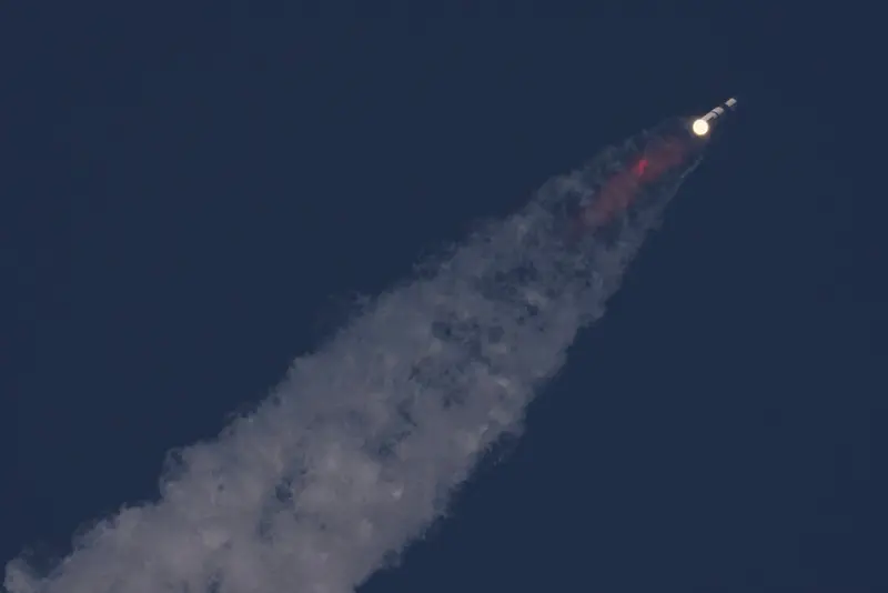 ▲美國富豪馬斯克(Elon Musk)旗下SpaceX於當地時間27日在德州進行星艦(Starship)第9次試飛任務,雖然火箭順利升空,並成功進入了太空,但最終仍失控爆炸。(圖/美聯社/達志影像)