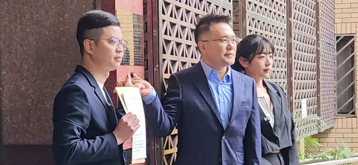 ▲桃園市議員凌濤、台北市議員張斯綱、國民黨發言人楊智伃到台北地檢署告發李俊俋濫用公務車。（圖／記者劉松霖攝）