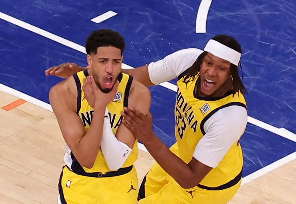 ▲NBA東區冠軍賽G4，溜馬球星Tyrese Haliburton繳出幾近完美的表現，幫助球隊以130:121擊敗尼克，系列賽取得聽牌優勢。這場關鍵勝利的關鍵因素，那就是他父親終於解禁到場觀戰。（圖／路透／達志影像）